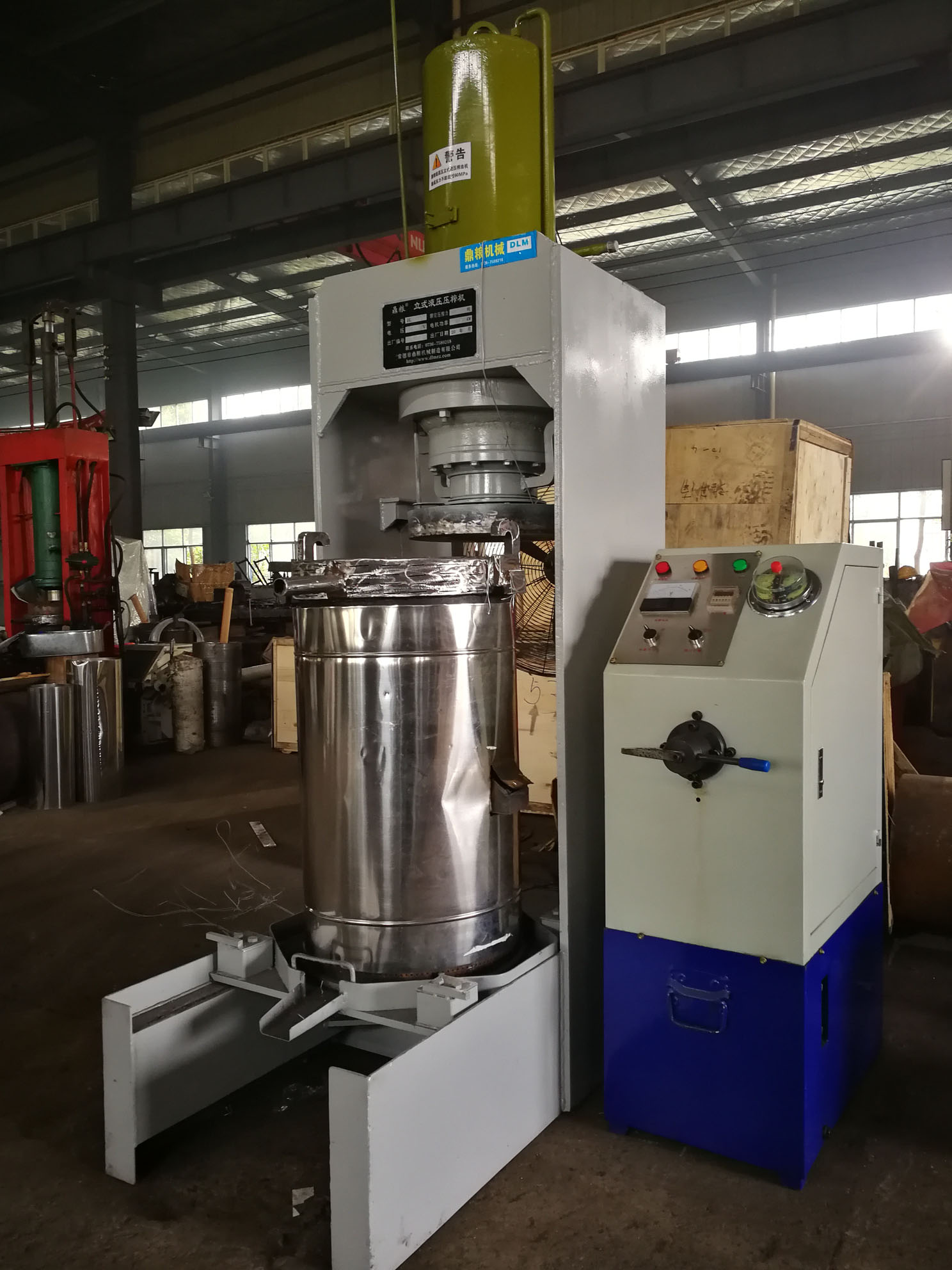 不銹鋼超高壓立式液壓壓榨機(jī)，果汁壓榨機(jī)，果渣壓榨機(jī)，藥材壓榨，油渣處理，白土壓榨